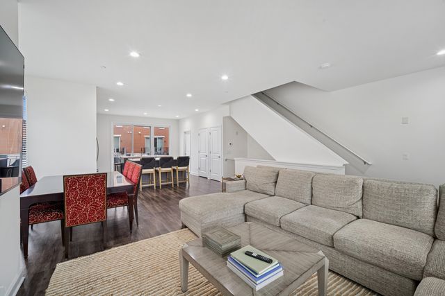 1251 Gateway Court, Northbrook, IL 60062