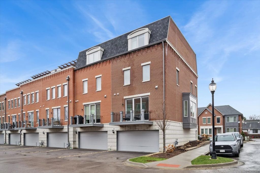 1251 Gateway Court, Northbrook, IL 60062