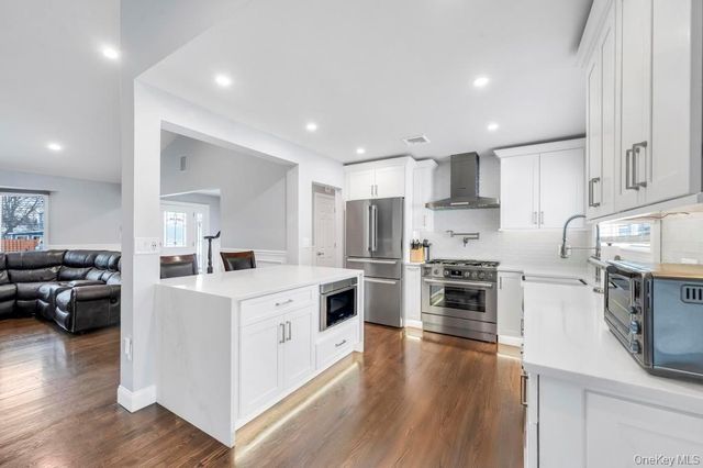 5 Kittiwake Lane, Babylon, NY 11702