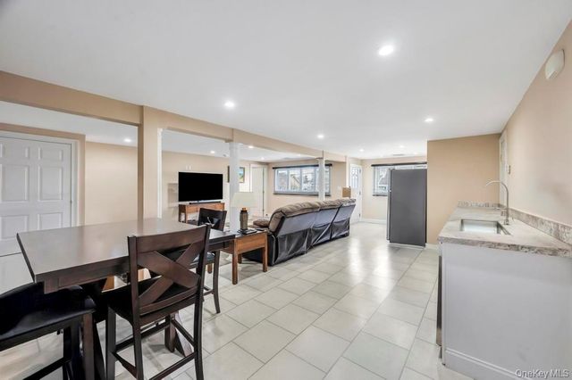 5 Kittiwake Lane, Babylon, NY 11702