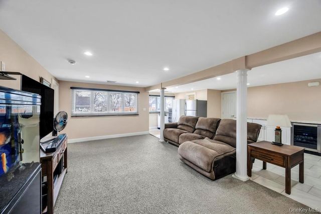 5 Kittiwake Lane, Babylon, NY 11702