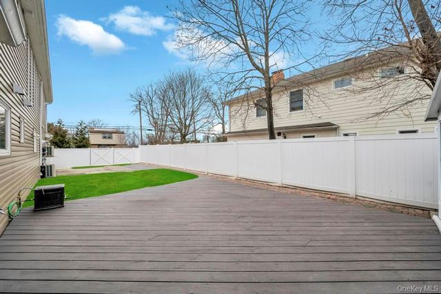 5 Kittiwake Lane, Babylon, NY 11702