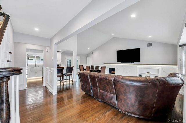 5 Kittiwake Lane, Babylon, NY 11702