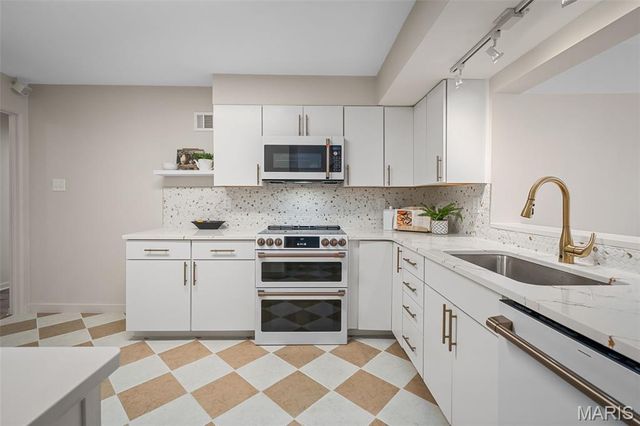 31 Bon Hills Drive, St Louis, MO 63132