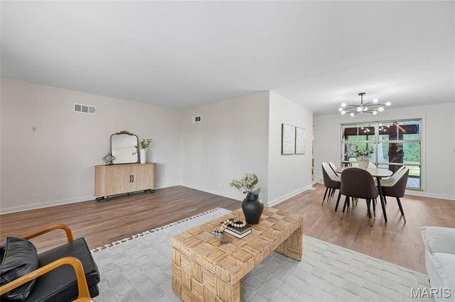 31 Bon Hills Drive, St Louis, MO 63132