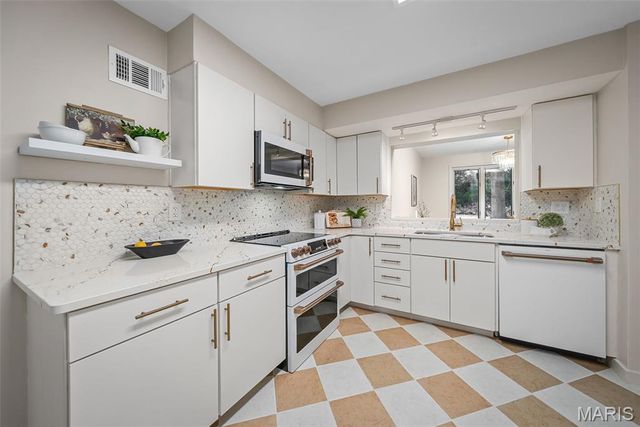 31 Bon Hills Drive, St Louis, MO 63132
