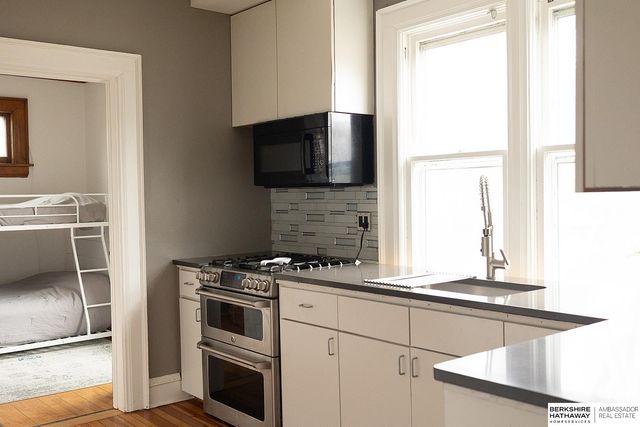 1002 S 38th Avenue, Omaha, NE 68105