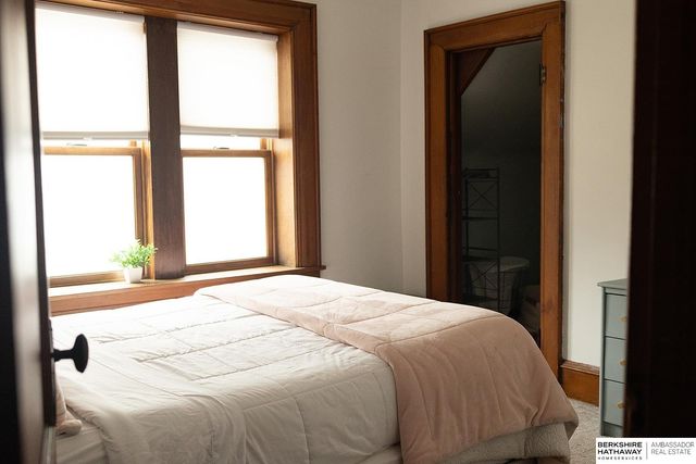 1002 S 38th Avenue, Omaha, NE 68105