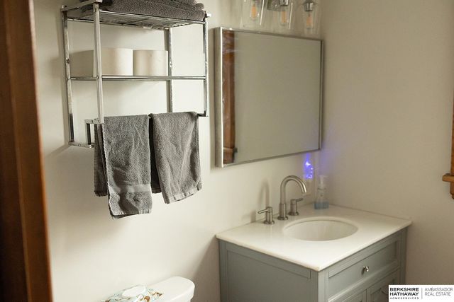 1002 S 38th Avenue, Omaha, NE 68105