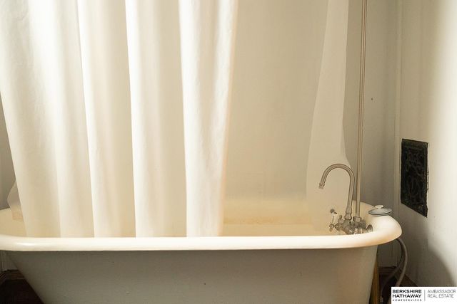 1002 S 38th Avenue, Omaha, NE 68105