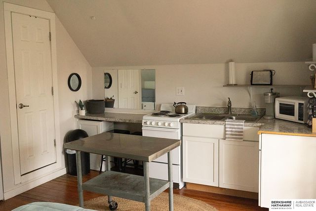 1002 S 38th Avenue, Omaha, NE 68105