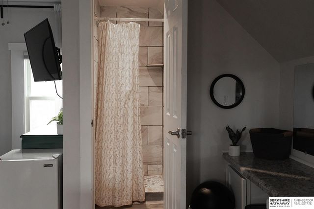 1002 S 38th Avenue, Omaha, NE 68105