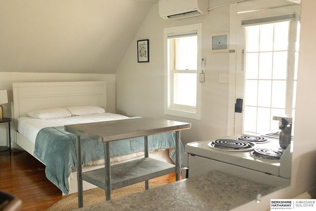 1002 S 38th Avenue, Omaha, NE 68105