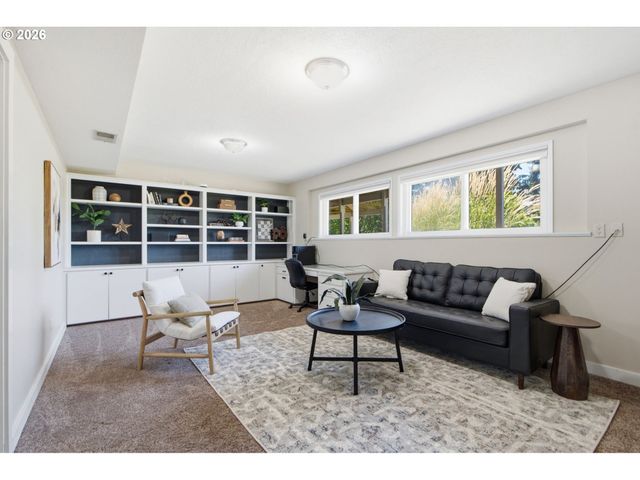 22160 Se MARK Rd, Damascus, OR 97089