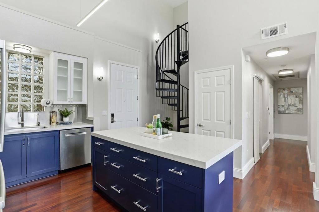 Image 11 of property listing at 800 N 8th Street 305, San Jose, CA 95112