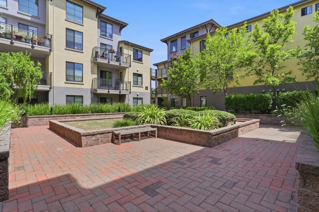 Image 30 of property listing at 800 N 8th Street 305, San Jose, CA 95112