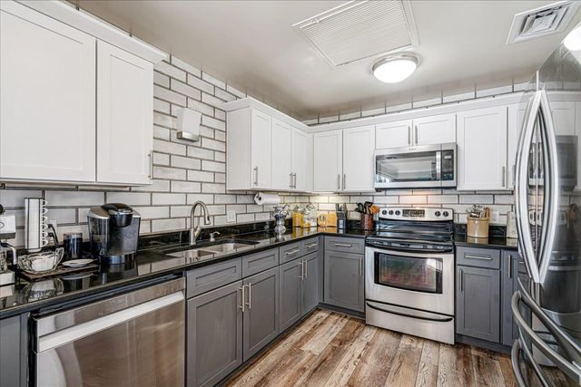 655 S Riverside Dr Apt 202, Memphis, TN 38103