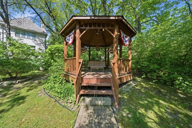 8701 LAKE RIDGE Drive, Darien, IL 60561