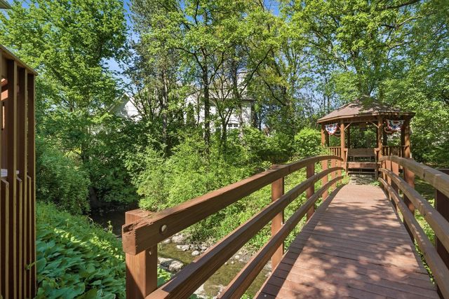 8701 LAKE RIDGE Drive, Darien, IL 60561
