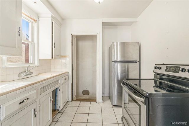 1409 Capitol Avenue, Lincoln Park, MI 48146