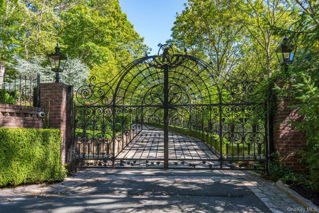 18 Gwynne Road, Melville, NY 11747