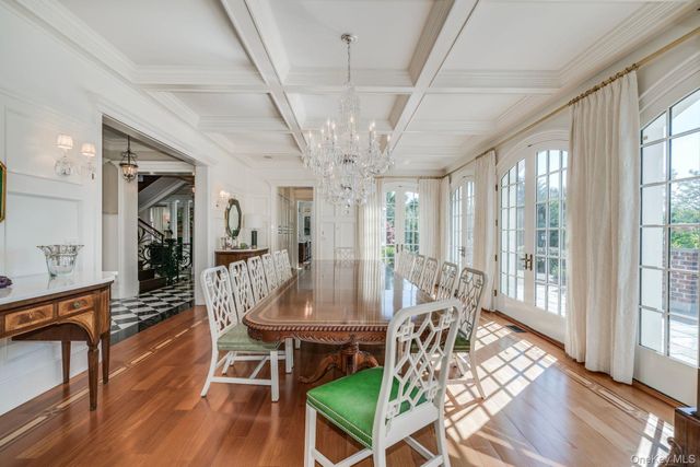 18 Gwynne Road, Melville, NY 11747