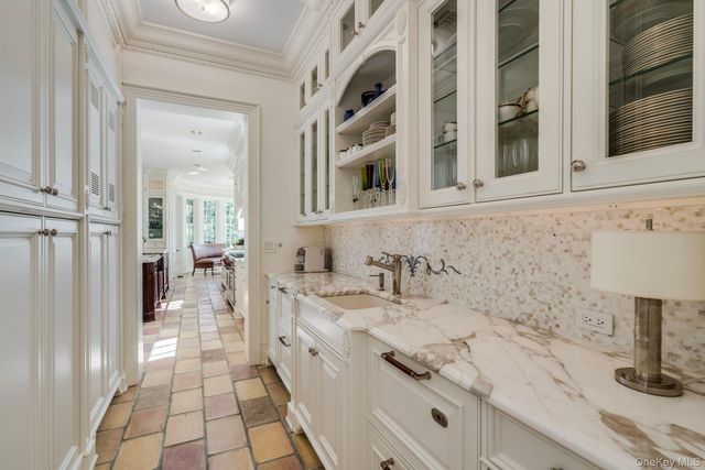 18 Gwynne Road, Melville, NY 11747