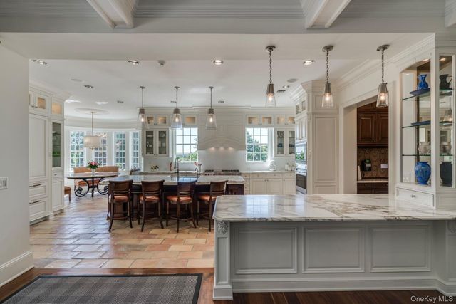 18 Gwynne Road, Melville, NY 11747