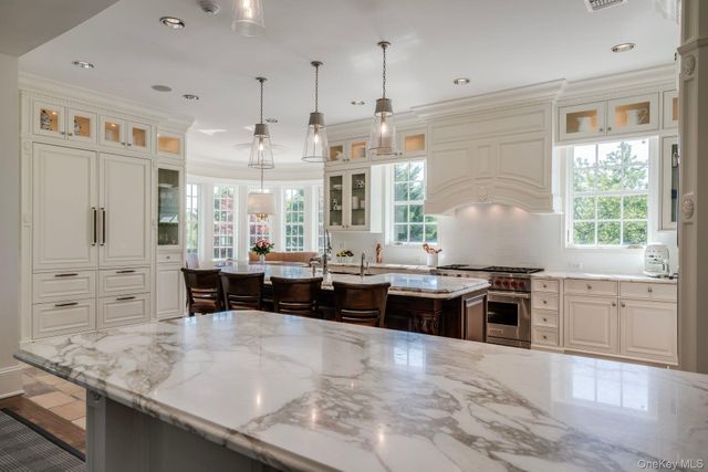 18 Gwynne Road, Melville, NY 11747