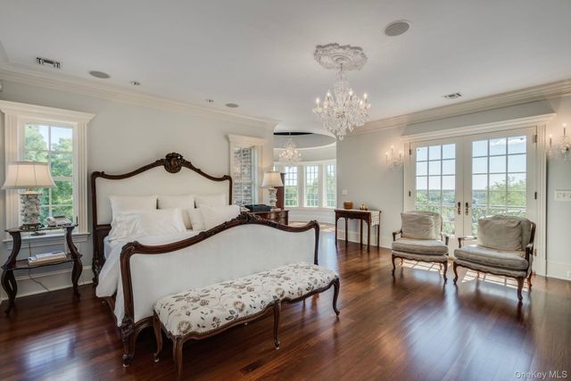 18 Gwynne Road, Melville, NY 11747