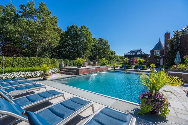 18 Gwynne Road, Melville, NY 11747