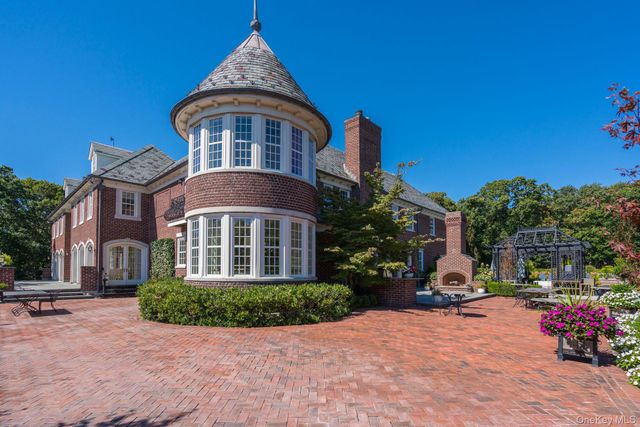 18 Gwynne Road, Melville, NY 11747