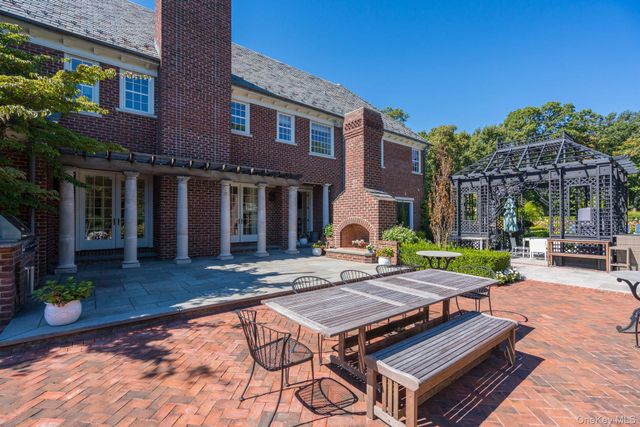 18 Gwynne Road, Melville, NY 11747