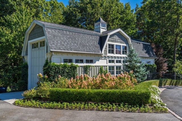 18 Gwynne Road, Melville, NY 11747