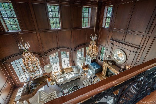 18 Gwynne Road, Melville, NY 11747