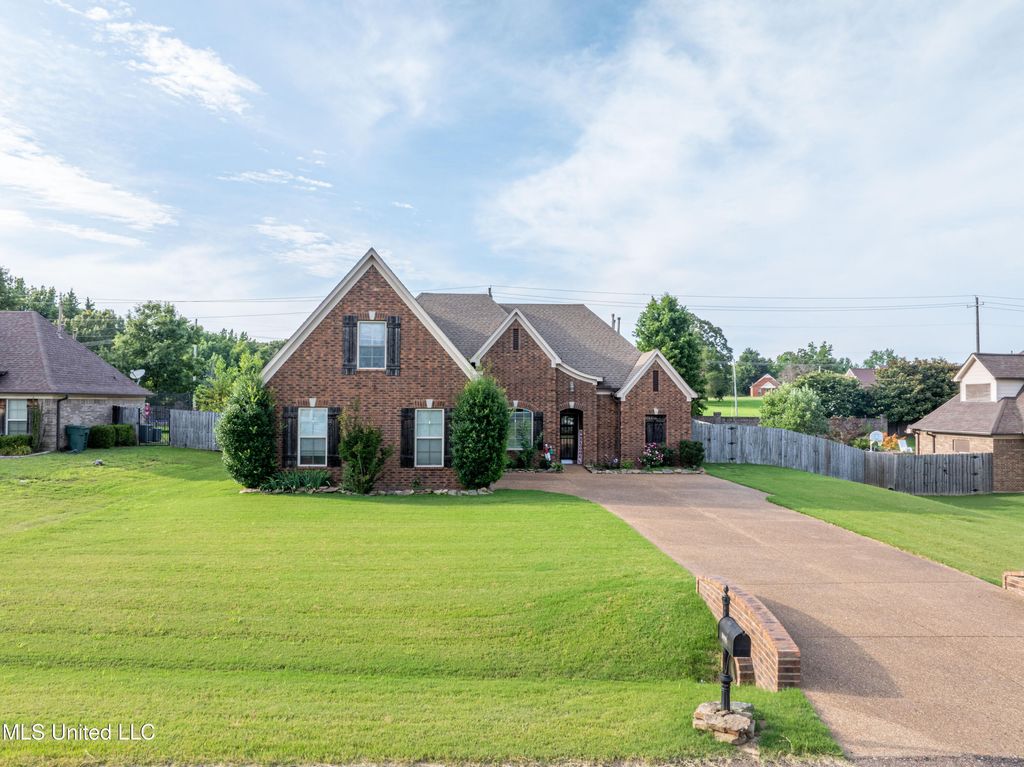 1668 Farindale Cove, Nesbit, MS 38651 — exterior