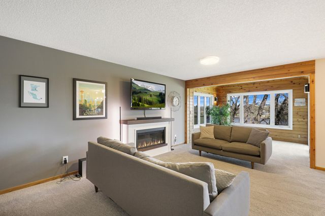 701 W River Parkway, Champlin, MN 55316