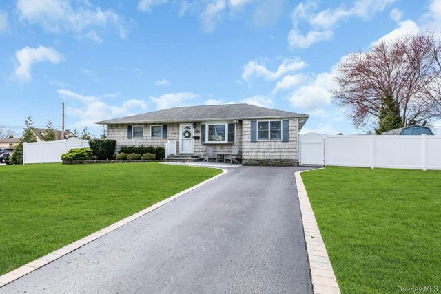 28 Rivera Lane, West Sayville, NY 11796