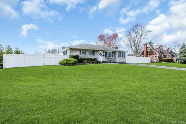 28 Rivera Lane, West Sayville, NY 11796