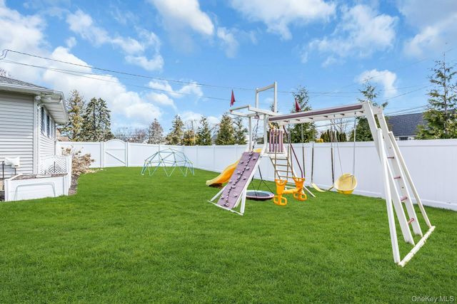 28 Rivera Lane, West Sayville, NY 11796
