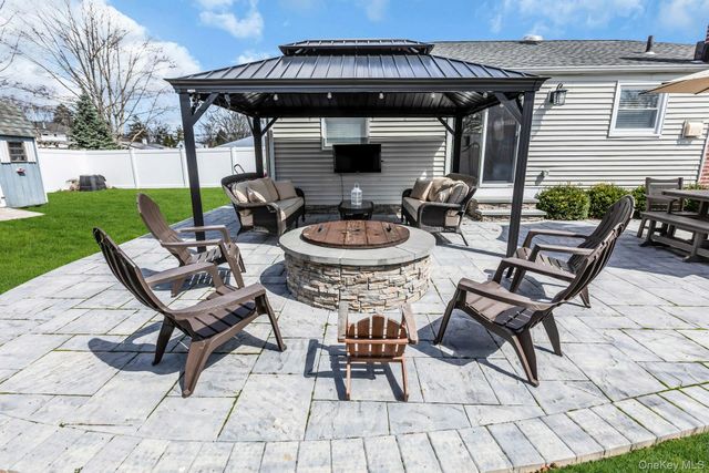 28 Rivera Lane, West Sayville, NY 11796