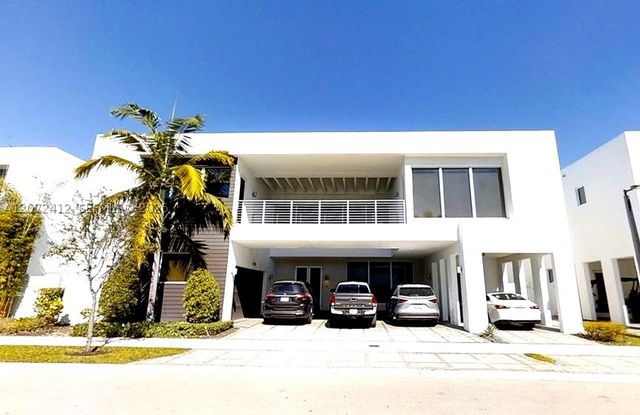10229 NW 74th Ter, Doral, FL 33178