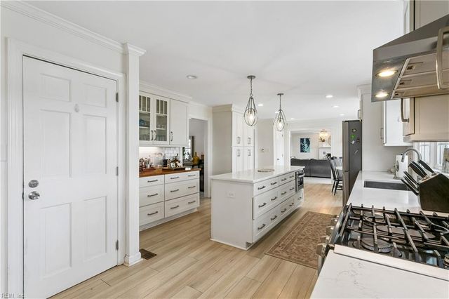 30 Rivergate DR, Poquoson, VA 23662