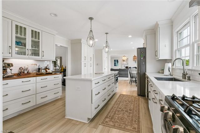 30 Rivergate DR, Poquoson, VA 23662