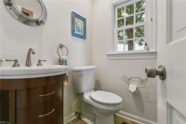 30 Rivergate DR, Poquoson, VA 23662