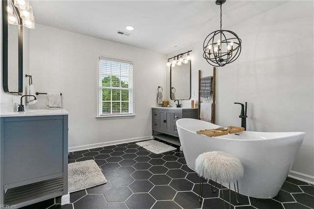 30 Rivergate DR, Poquoson, VA 23662
