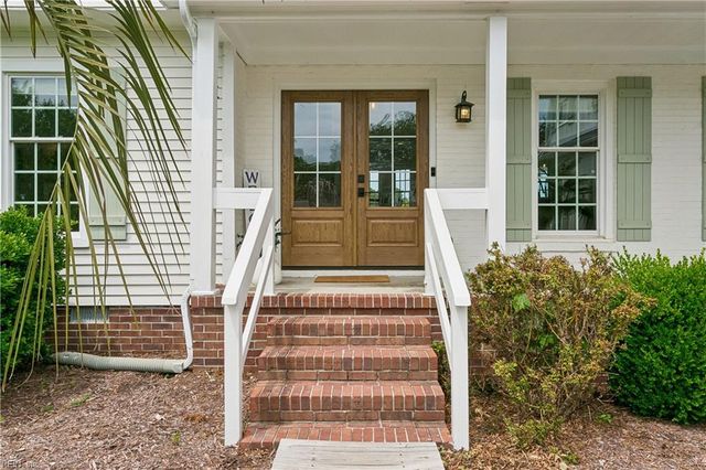 30 Rivergate DR, Poquoson, VA 23662