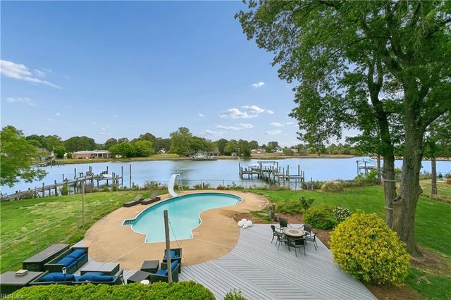 30 Rivergate DR, Poquoson, VA 23662