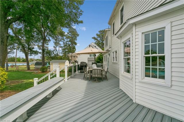 30 Rivergate DR, Poquoson, VA 23662