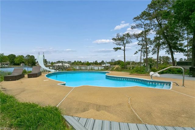 30 Rivergate DR, Poquoson, VA 23662